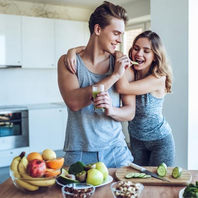 Couple eating healthily to lose weight